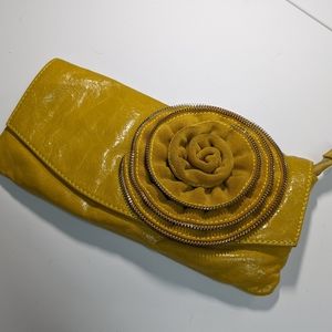 Leather purse with zipper detail